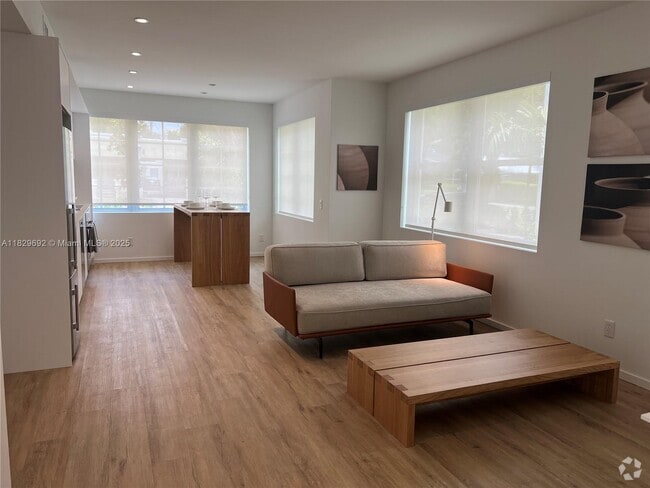 Building Photo - 128 NE 46th St Unit 3 Rental