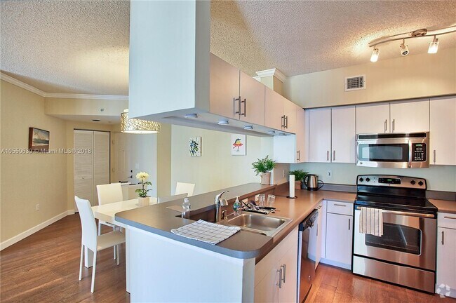 Building Photo - 17145 N Bay Rd Unit 4409 Rental
