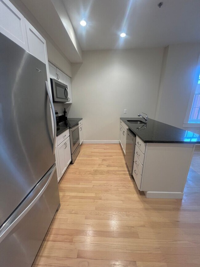 Photo - Putnam Hotel – $2,041 – 1 Bedroom/1 Bathroom, 690 SQ.FT. – UTILITIES INCLUDED, Available Immediately Unidad 305