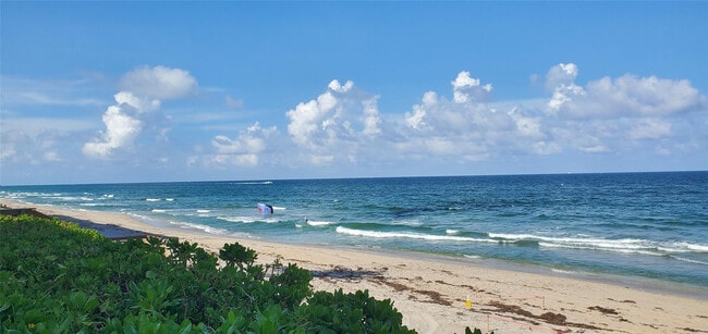 Photo - 1161 Hillsboro Mile Unidad 506