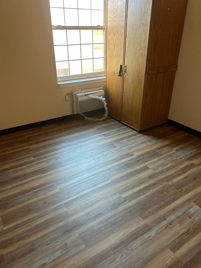 Photo - Spacious 1 Bedroom Apartment Unit 1-2E