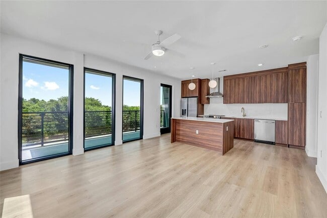 Photo - 1701 Simond Ave Unidad 228 Rental