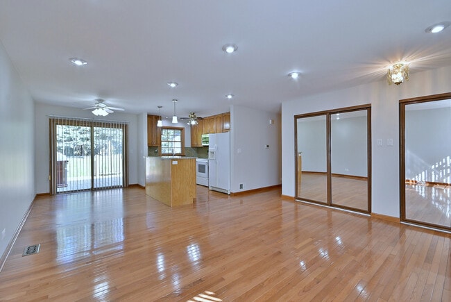 Photo - 714 N Lakeside Dr
