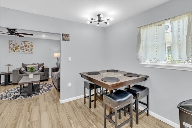 Photo - 5815 Schevers St