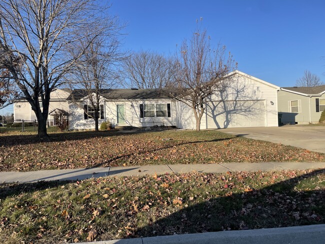 Newly updated and freshly painted. House is a single-story ranch so all three bedrooms are on the sa - 502 SE Aster Ct House