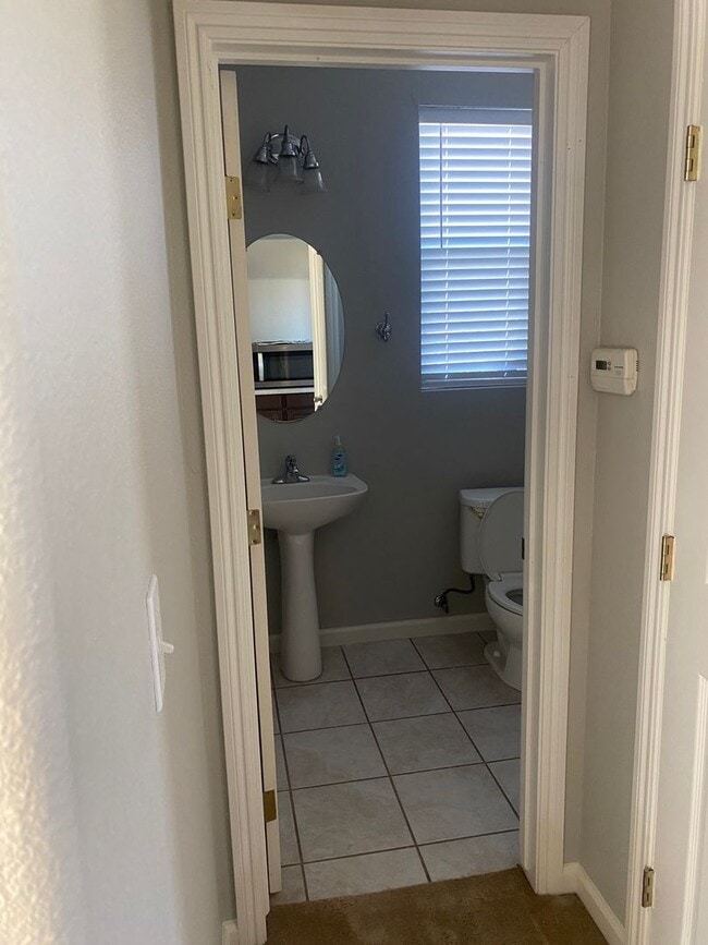 Photo - 5 bedroom 3 bathroom in Hanford!