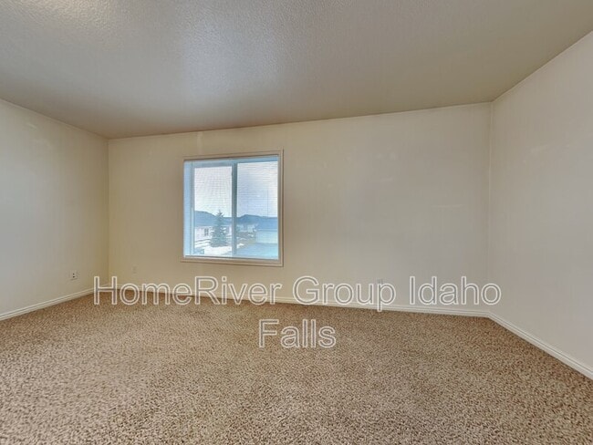 Building Photo - 3358 Briar Creek Ln Unit Apt 4