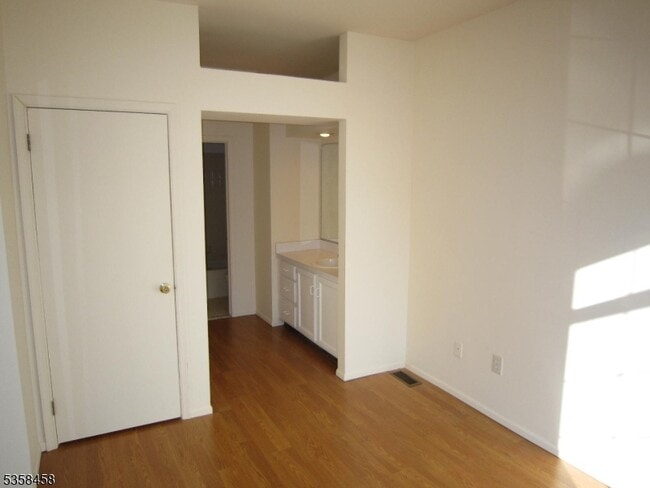 Building Photo - 2 Birchwood Rd Rental