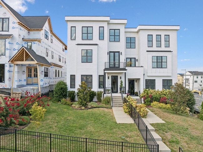 Building Photo - Experience elevated living in this beautifully crafted brick residence located in the heart of Ed...