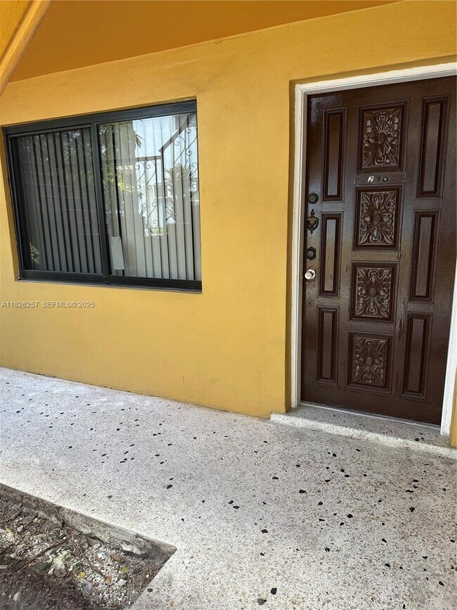 Building Photo - 1442 NW 1st St Unit 2