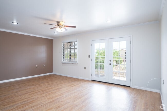 2BR, 2BA - 1050SF - Living Room