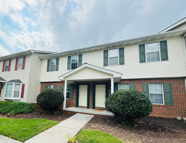 Photo - 824 Patrick Henry Dr