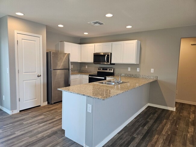Photo - SHORT/LONG TERM /FREE RENT CALL FOR DETAILS