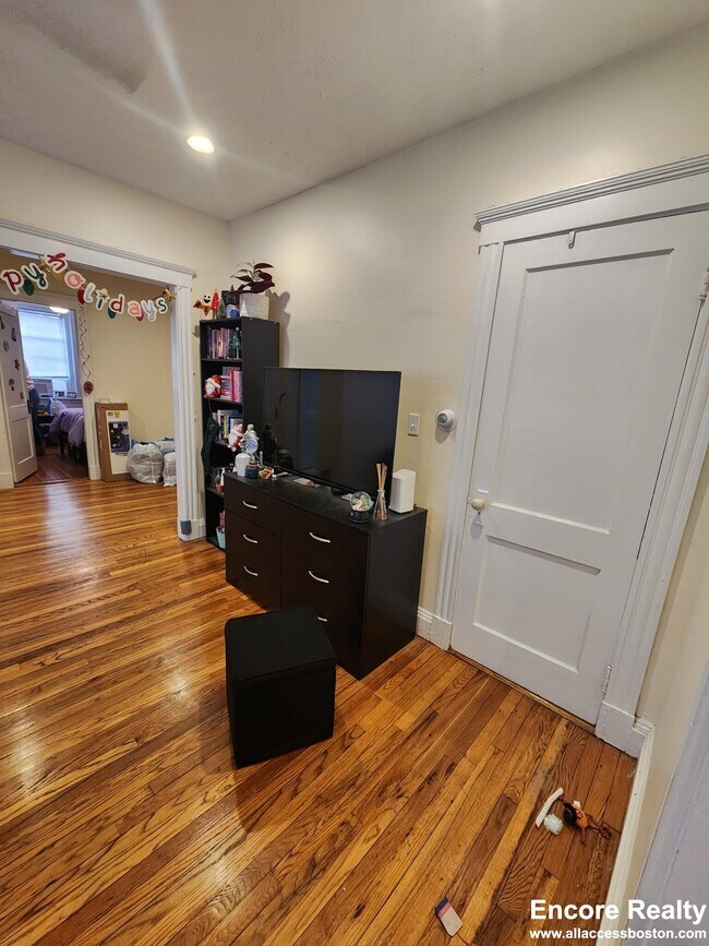 Photo - 208 Kelton St Unit 10