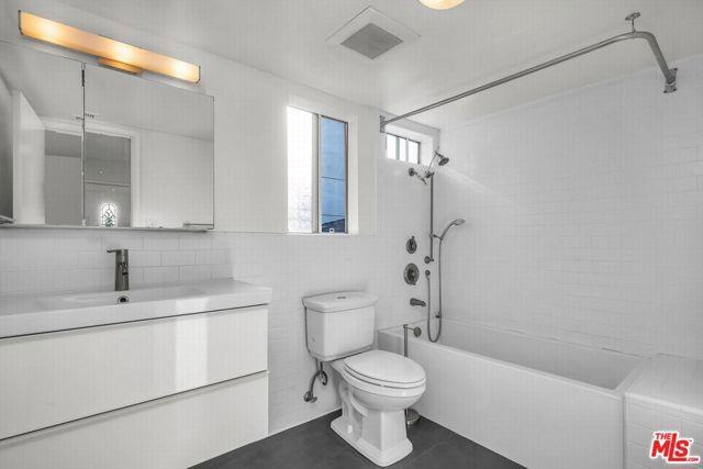 Building Photo - 466 S Venice Blvd Rental