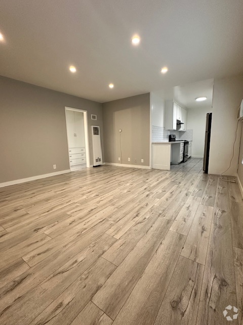 Building Photo - 7555 De Longpre Ave Rental
