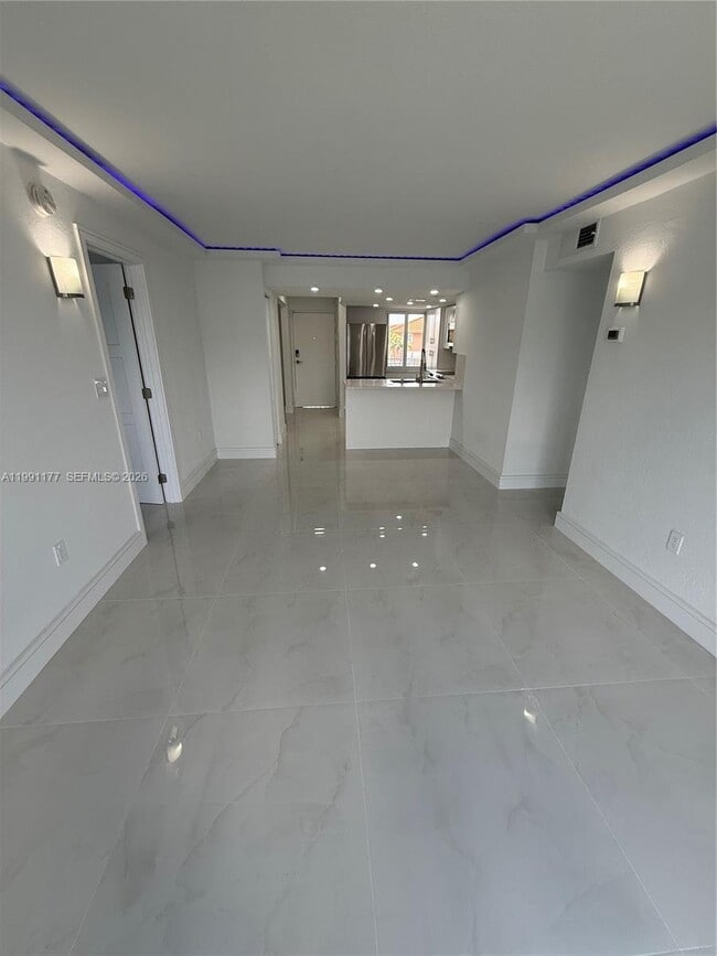 Photo - 9915 W Okeechobee Rd Unidad 2-201