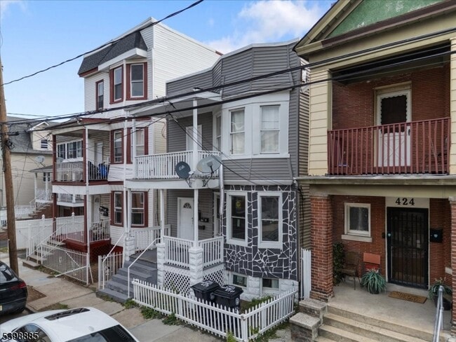 Photo - 422 Jelliff Ave