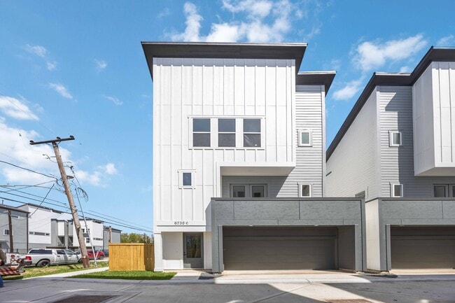 Building Photo - 6735 Peerless St