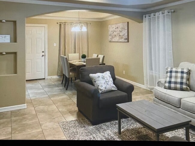 Los espacios abiertos van desde la sala de estar hasta el comedor. - 3607 Sheraton Ave Unidad B