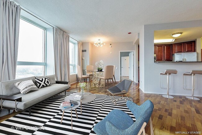 Photo - 600 N Kingsbury St Unidad 1811