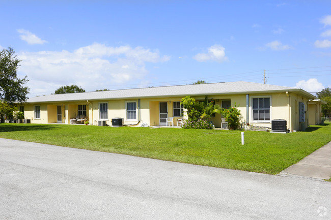 Crystal Lakes Manor - Crystal Lakes Manor Apartments