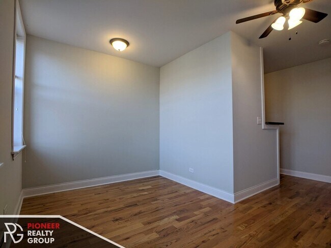 Photo - 812 W Diversey Pky Apartments Unit 4