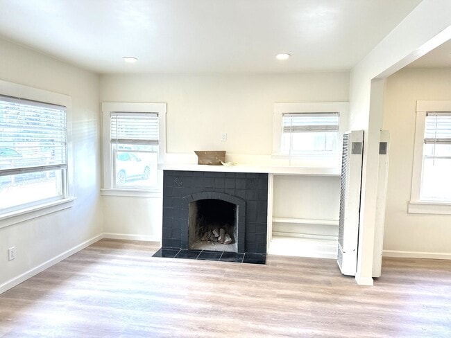 Photo - 5 Bed/2 Full Baths W/Washer&Dryer Hook Ups!