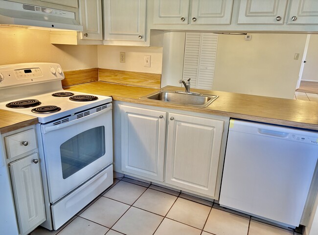 Photo - 2717 S Oakland Forest Dr Unidad 104