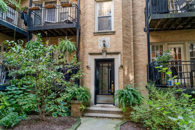 Photo - 2239 N Lincoln Ave Unit 2A