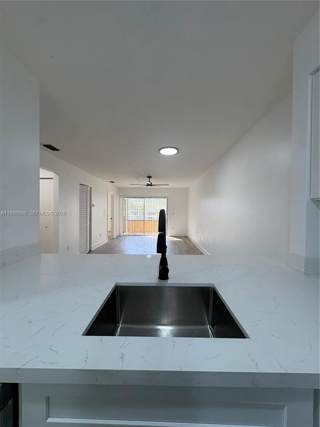 Building Photo - 1500 NW 4th Ave Unit 306