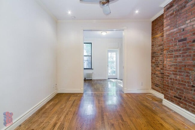 Building Photo - 250 Mott St Unit 19