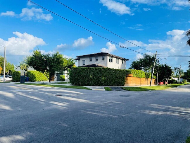 Photo - 500 NE 152nd St