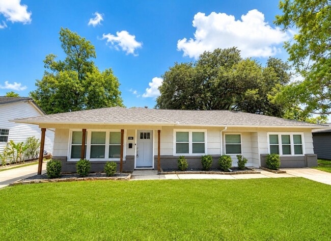Building Photo - 306 Wisteria St