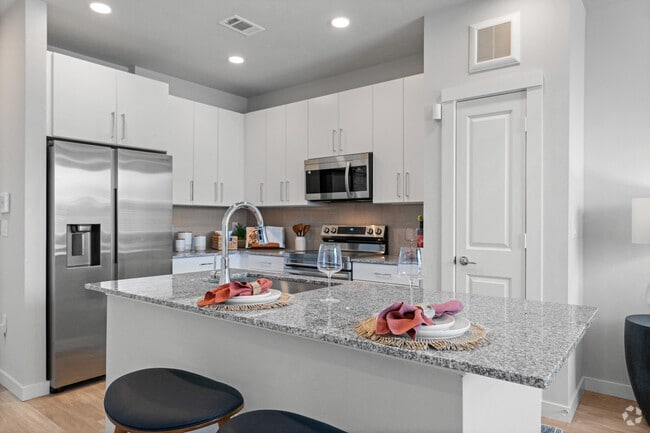 1BR, 1BA - 678SF - Kitchen/Dining Area - Prose Canopy