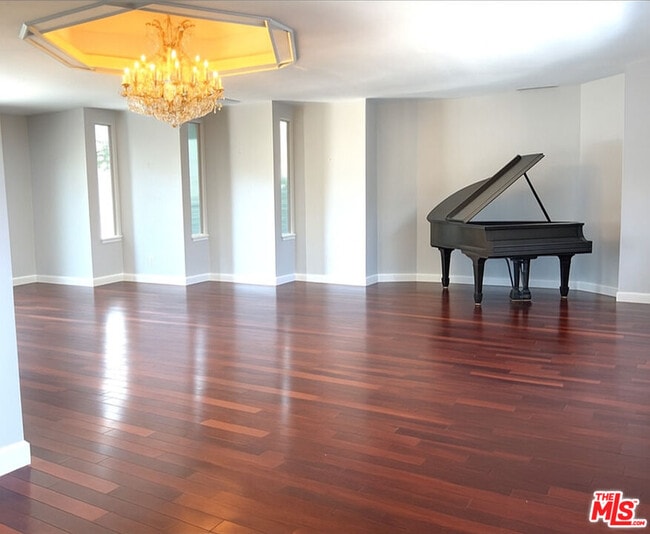 Photo - 911 Teakwood Rd