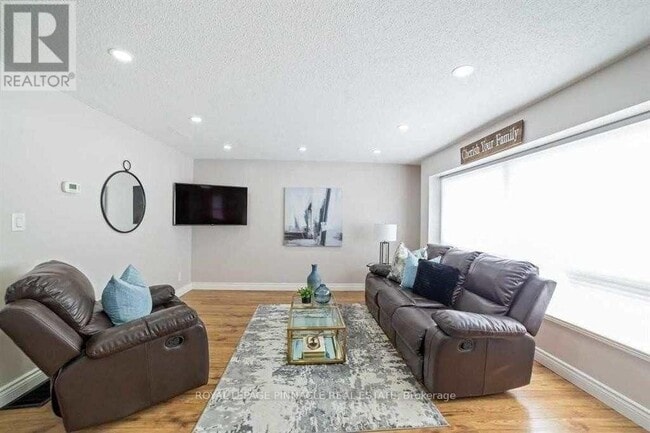 Photo - 733 Parkview Crescent