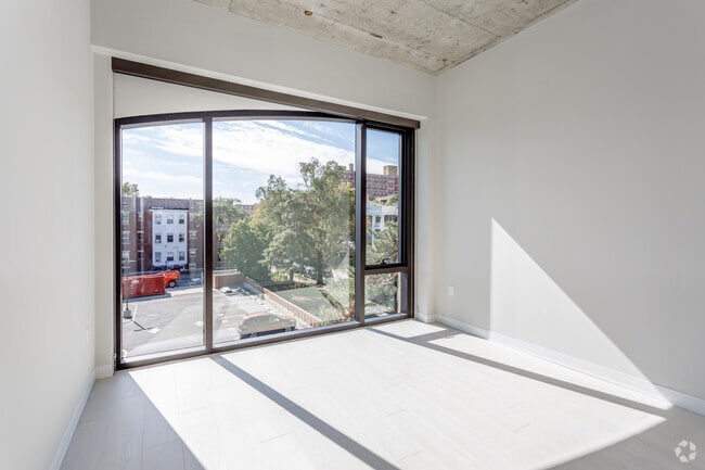 1BR, 1BA - 739 SF