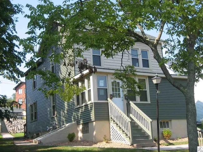 Photo - 817 W 4th St