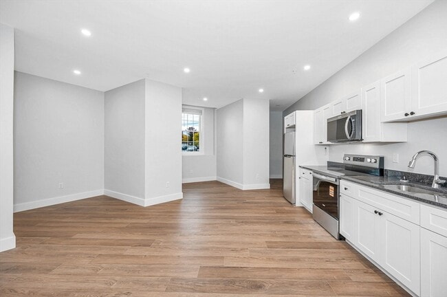 Photo - 241 W 6th St Unidad 118