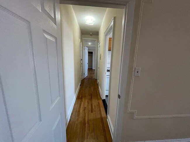 Photo - Beautiful and very spacious one-bedroom located in a charming building. Unit 3G