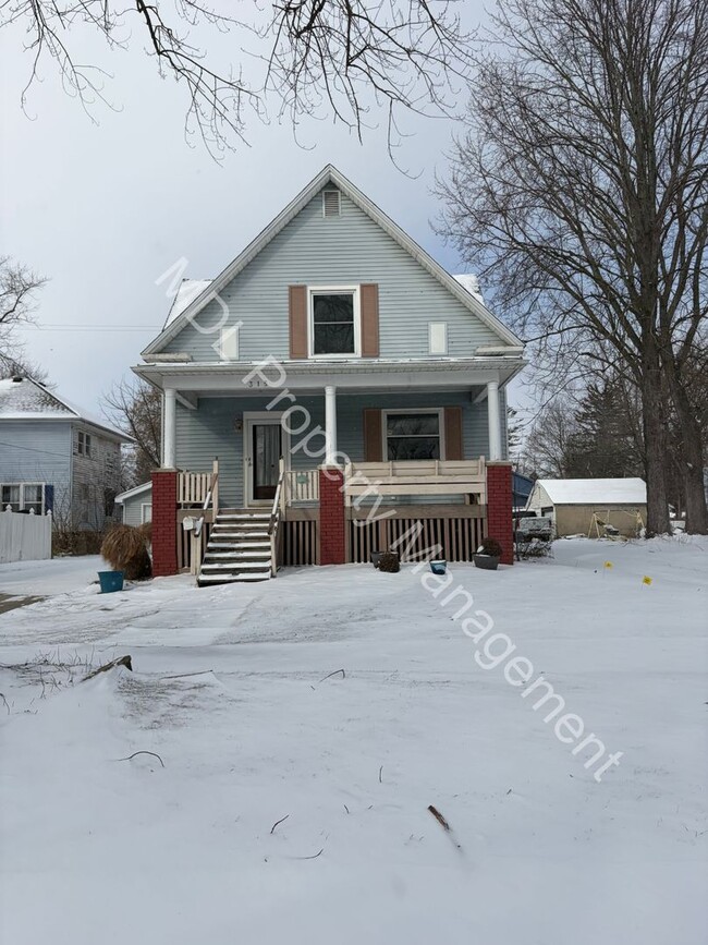 Building Photo - 3 bedroom 1.5 Bath Home