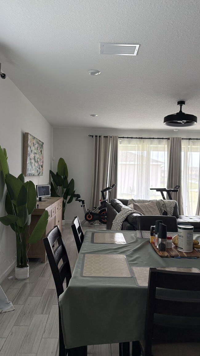 Sala de estar - 500 SE Ranch Oak Cir