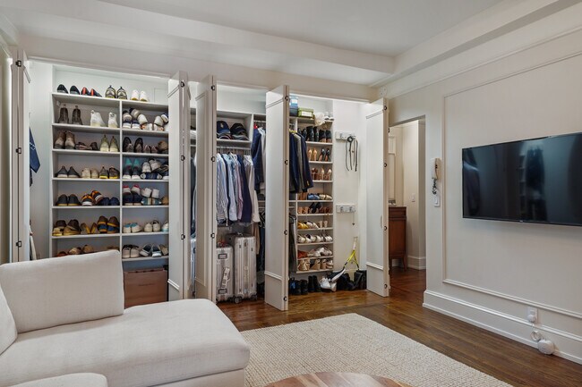 Photo - 157 E 72nd St