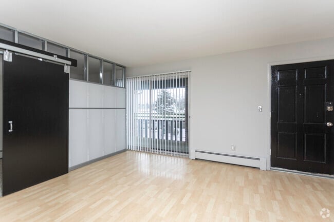 2BR, 1BA - 900 SF