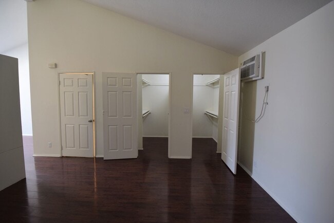 Photo - 12142 Oxnard St Apartment Unit 05