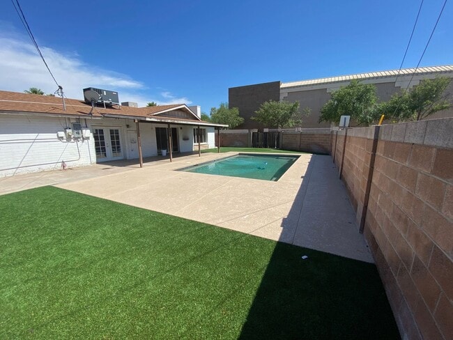 Building Photo - 5 Bedroom 3 Bath home close to ASU - POOL AND TURF BACKYARD
