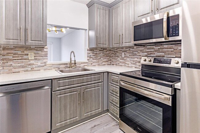 Building Photo - 365 NE 125th St Unit 302