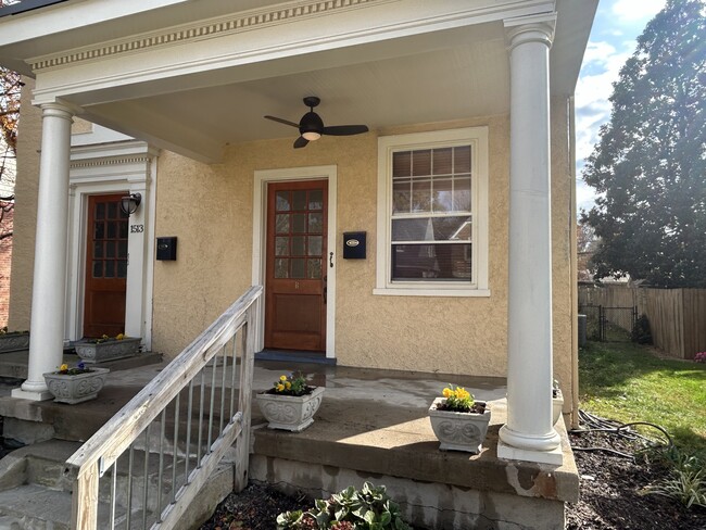 Pretty front porch with ceiling fan for hot days! - 1513 Bellevue Ave Apartamentos Unidad B