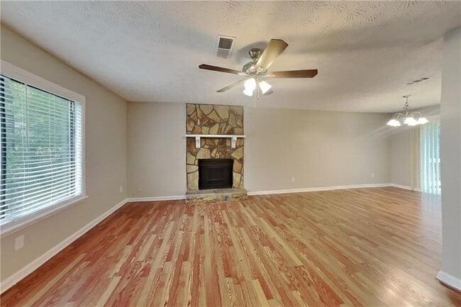 Photo - 1860 Lamplighter Way